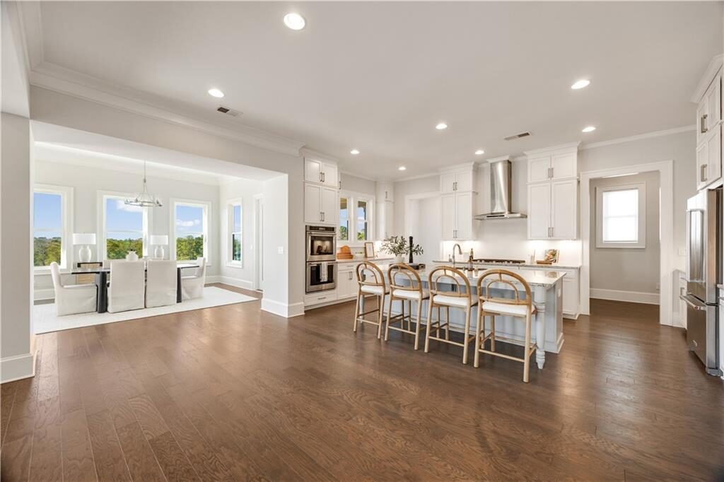 Open kitchen and breakfast area