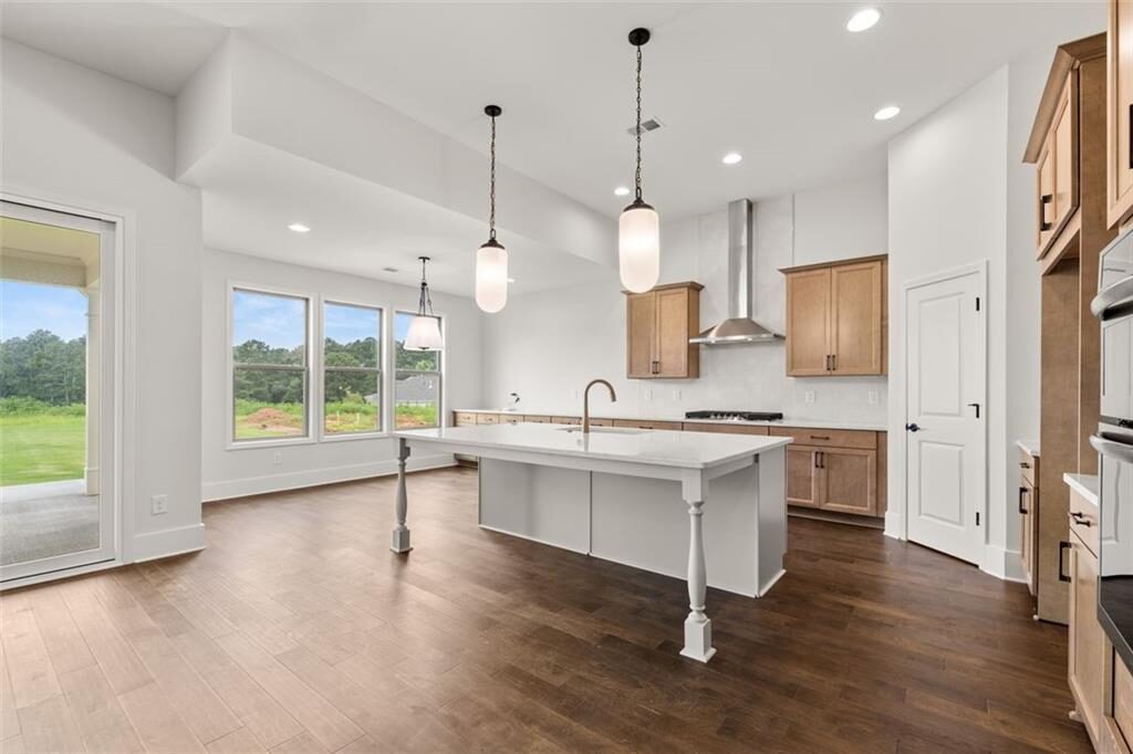 Kitchen and breakfast area